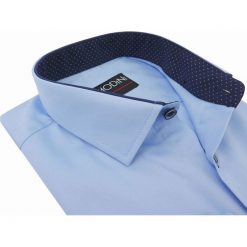 Błękitna/niebieska koszula męska z granatowymi kontrastami w kropki Y06. Niebieskie koszule męskie Modini Moda Męska, m, bez wzorów, z bawełny, klasyczne, z klasycznym kołnierzykiem, bez rękawów. W wyprzedaży za 125,10 zł.
