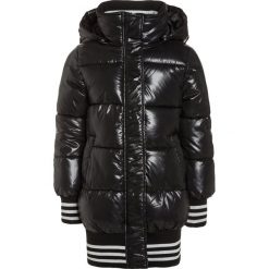 Sisley Płaszcz zimowy black. Czarne kurtki chłopięce marki Sisley, na zimę, z poliesteru. W wyprzedaży za 202,30 zł.