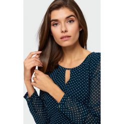 Bluzka w groszki. Bluzki damskie Greenpoint, w grochy, z poliesteru, bez kołnierzyka, bez rękawów. Za 49,99 zł.