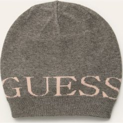 Guess Jeans - Czapka. Szare czapki damskie Guess Jeans, z aplikacjami, z poliesteru. W wyprzedaży za 129,90 zł.