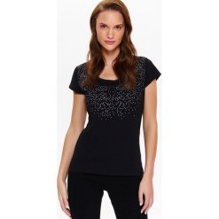 T-SHIRT KRÓTKI RĘKAW DAMSKI, Z BŁYSZCZĄCĄ APLIKACJĄ. Czarne t-shirty damskie marki Top Secret, z aplikacjami, z bawełny, z okrągłym kołnierzem. W wyprzedaży za 39,99 zł.