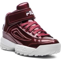 Sneakersy FILA - D2 M Disruptor Mid Wmn 1010446.40K Marsala. Czerwone półbuty damskie Fila, na co dzień, bez wzorów, ze skóry ekologicznej, bez obcasa, na płaskiej podeszwie, bez zapięcia. W wyprzedaży za 489,00 zł.