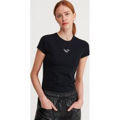 T-shirt z minimalistycznym haftem - Czarny. Czarne t-shirty damskie Reserved, s, z haftami. Za 29,99 zł.