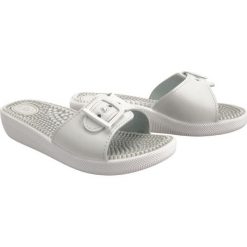 SANITAL FLEX KF-01 biały, klapki, fakirki damskie. Białe klapki damskie Sanital-Flex, w paski, bez obcasa. Za 59,90 zł.