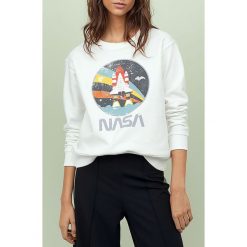 Bluza damska GERTIE. Białe bluzy sportowe damskie Bluza damska GERTIE, s, z nadrukiem, bez rękawów, bez kaptura. W wyprzedaży za 49,00 zł.