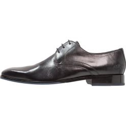 Melvin & Hamilton RICO Oksfordki black. Czarne buty wizytowe męskie marki Melvin & Hamilton, ze skóry, na sznurówki. W wyprzedaży za 350,35 zł.