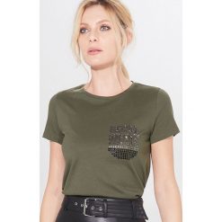 Koszulka z cekinową kieszonką - Khaki. Brązowe koszulki damskie Mohito, s, bez wzorów, bez kołnierzyka. W wyprzedaży za 39,99 zł.