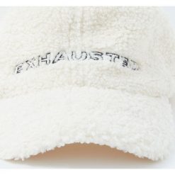 Czapka ze sztucznego baranka z napisem. Czapki męskie Pull&Bear, z napisami. Za 59,90 zł.