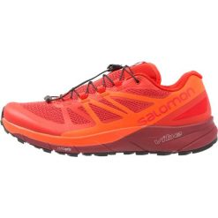 Salomon SENSE RIDE Obuwie do biegania Szlak fiery red/scarlet ibis/red dalhia. Czerwone buty do biegania męskie marki Salomon, z gumy. W wyprzedaży za 471,20 zł.