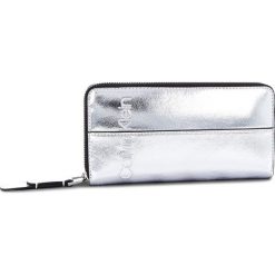 Duży Portfel Damski CALVIN KLEIN - Dual Large Ziparound Metalic K60K604675 904. Szare portfele damskie marki House, z haftami. Za 299,00 zł.