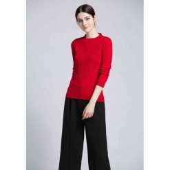 Sweter w kolorze czerwonym. Czerwone swetry damskie Swetry na chłodne dni, bez wzorów, bez rękawów, bez kaptura. W wyprzedaży za 89,95 zł.