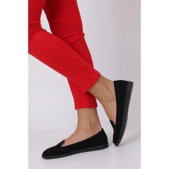 Czarne półbuty slip on ażurowe Casu DA19X2/B. Czarne półbuty damskie Casu, bez wzorów, bez obcasa, bez zapięcia. Za 49,99 zł.