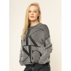 Sweter Calvin Klein Jeans Mirrored Monogram Bae J20J212963. Czarne swetry damskie Calvin Klein Jeans, xs, bez wzorów, z bawełny, klasyczne, bez rękawów, bez kaptura. W wyprzedaży za 379,00 zł.
