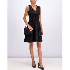 Sukienka codzienna DKNY P9AD7ACA. Czarne sukienki damskie DKNY, na co dzień, m, bez wzorów, z elastanu, bez kołnierzyka, bez rękawów, proste. W wyprzedaży za 319,00 zł.
