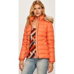 Tommy Jeans - Kurtka puchowa. Pomarańczowe kurtki damskie Tommy Jeans, s, bez wzorów, z jeansu, krótkie. W wyprzedaży za 639,90 zł.