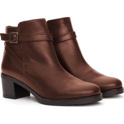 Skórzane botki w kolorze brązowym. Pomarańczowe botki damskie Abril Flowers, bez obcasa, na obcasie, na klamry. W wyprzedaży za 239,95 zł.