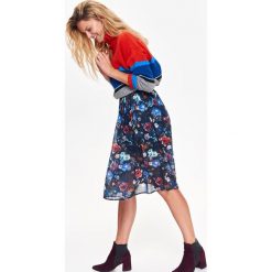 SPÓDNICA MIDI Z KWIATOWYM MOTYWEM. Szare spódniczki damskie Top Secret, na zimę, w kwiaty, z tkaniny, eleganckie, midi. W wyprzedaży za 49,99 zł.