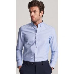 Bawełniana koszula slim fit -. Koszule męskie Reserved, s, bez wzorów, z bawełny, bez kołnierzyka, bez rękawów. Za 89,99 zł.