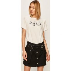 Dkny - T-shirt. Białe bluzki damskie DKNY, s, z aplikacjami, z elastanu, casualowe, z okrągłym kołnierzem, z krótkim rękawem. W wyprzedaży za 159,90 zł.