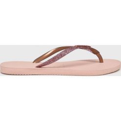 Havaianas - Japonki. Różowe klapki damskie Havaianas, bez wzorów, z gumy, bez obcasa, na obcasie. W wyprzedaży za 79,90 zł.