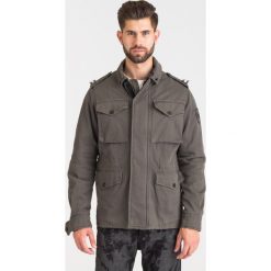 KURTKA VERSACE JEANS W KOLORZE KHAKI. Brązowe płaszcze męskie Versace Jeans, m, z aplikacjami, z jeansu, bez kaptura. Za 1249,50 zł.