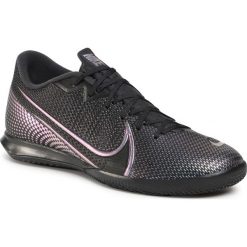 Buty NIKE - Vapor 13 Academy Ic AT7993 010 Black/Black. Czarne buty sportowe męskie Nike, z tworzywa sztucznego, bez zapięcia, do piłki nożnej. Za 349,00 zł.