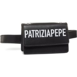 Saszetka nerka Patrizia Pepe 2V9347/A6P8-K103. Czarne nerki damskie Patrizia Pepe, bez wzorów, bez dodatków. W wyprzedaży za 529,00 zł.