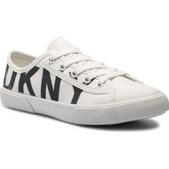 Tenisówki DKNY - Doni K4896969 White/Navy. Białe półbuty damskie DKNY, bez wzorów, z materiału, bez obcasa, na płaskiej podeszwie, bez zapięcia. W wyprzedaży za 259,00 zł.