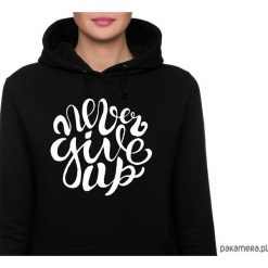 Bluza damska. NEVER GIVE UP. Czarne bluzy rozpinane damskie Pakamera, z nadrukiem, z kapturem. Za 119,00 zł.