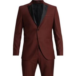 Selected Homme SLHONE PEAKBUCK TUX SUIT REGULAR FIT Garnitur rum raisin. Czerwone garnitury Selected Homme, z elastanu. W wyprzedaży za 499,85 zł.
