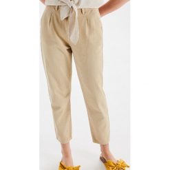 Beżowe jeansy high waist - Beżowy. Brązowe jeansy damskie Cropp, z podwyższonym stanem. W wyprzedaży za 39,99 zł.