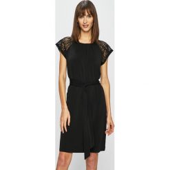 Vero Moda - Sukienka. Czarne sukienki damskie Vero Moda, na co dzień, s, z aplikacjami, z elastanu, biznesowe, z okrągłym kołnierzem, z krótkim rękawem, krótkie, mini, proste. W wyprzedaży za 69,90 zł.