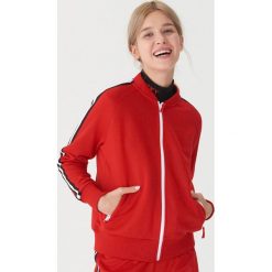 Bluza z lampasami - Czerwony. Czerwone bluzy damskie House, s, bez wzorów, bez kołnierzyka, bez rękawów, bez kaptura. Za 99,99 zł.