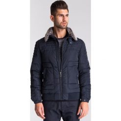 Granatowa kurtka z futrzanym kołnierzem. Niebieskie płaszcze męskie JOOP! Jeans, m, z aplikacjami, z włókna, bez kaptura. Za 519,60 zł.