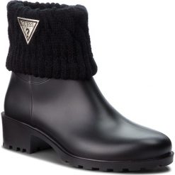 Kalosze GUESS - FLVNT3 RUB09 BLACK. Czarne kalosze damskie Guess, na imprezę, ze skóry ekologicznej, bez obcasa, bez zapięcia. W wyprzedaży za 229,00 zł.