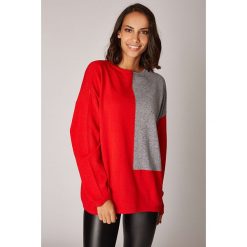 Sweter w kolorze szaro-czerwonym. Czerwone swetry damskie L'étoile du cachemire, bez wzorów, z kaszmiru, klasyczne, bez rękawów, bez kaptura. W wyprzedaży za 129,95 zł.