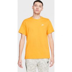 Nike Sportswear Club Koszulka Żółty. Żółte podkoszulki męskie Nike, xl, z haftami, z bawełny, bez kołnierzyka, z krótkim rękawem, krótkie. Za 85,95 zł.