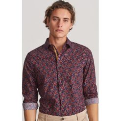 Koszula slim fit w drobne kwiaty - Czerwony. Czerwone koszule męskie Reserved, s, w kwiaty, bez kołnierzyka, bez rękawów. Za 119,99 zł.