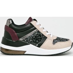 Guess Jeans - Buty. Czarne buty sportowe damskie Guess Jeans, z aplikacjami, z jeansu, sportowe. W wyprzedaży za 449,90 zł.
