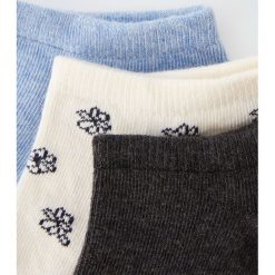 Komplet 3 par skarpetek do kostek z nadrukami. Białe skarpetki damskie Pull&Bear, z nadrukiem. Za 39,90 zł.