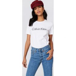 Calvin Klein T-shirt pod szyję z krótkim rękawem - White. Białe t-shirty damskie Calvin Klein, z nadrukiem, z bawełny, bez kołnierzyka. Za 161,95 zł.