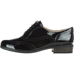 Clarks Hamble Oak Półbuty Czarny. Czarne półbuty damskie Clarks, bez wzorów, ze skóry, bez obcasa, bez zapięcia. Za 447,95 zł.