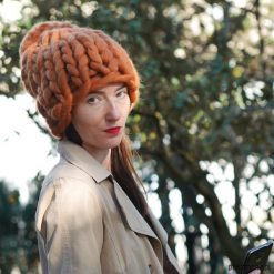 Czapka BEANIE na drutach w grubym splocie. Szare czapki damskie marki Pakamera, na zimę, z materiału. Za 176,00 zł.