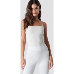 Nicki x NA-KD Top na cienkich ramiączkach - White. Białe topy damskie marki Nicki x NA-KD, bez wzorów, bez kołnierzyka. Za 80,95 zł.