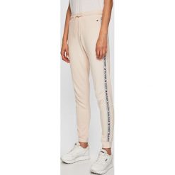 Tommy Hilfiger - Spodnie. Różowe spodnie damskie TOMMY HILFIGER, s, z bawełny. Za 299,90 zł.