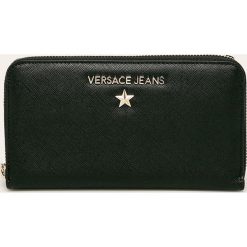 Versace Jeans - Portfel. Czarne portfele damskie Versace Jeans, bez wzorów, z jeansu. W wyprzedaży za 329,90 zł.