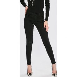 Guess Jeans - Jeansy Curve X. Czarne rurki damskie marki Guess Jeans, m, z aplikacjami, z elastanu. W wyprzedaży za 299,90 zł.