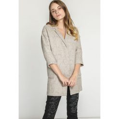 Blezer w kolorze beżowym. Brązowe bolerka i narzutki damskie Liu Jo, bez wzorów, z bawełny, z długim rękawem. W wyprzedaży za 409,95 zł.