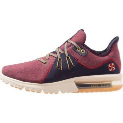 Nike Performance AIR MAX SEQUENT 3 PREMIUM VARSITY Obuwie do biegania treningowe red crush/wheat gold/blackened blue/light cream/university red. Czerwone buty do biegania męskie Nike Performance, z materiału. Za 459,00 zł.