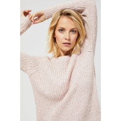 Sweter z metaliczną nitką. Różowe swetry damskie Moodo, m, bez wzorów, ze splotem, klasyczne, z długim rękawem, długie, bez kaptura. Za 49,99 zł.